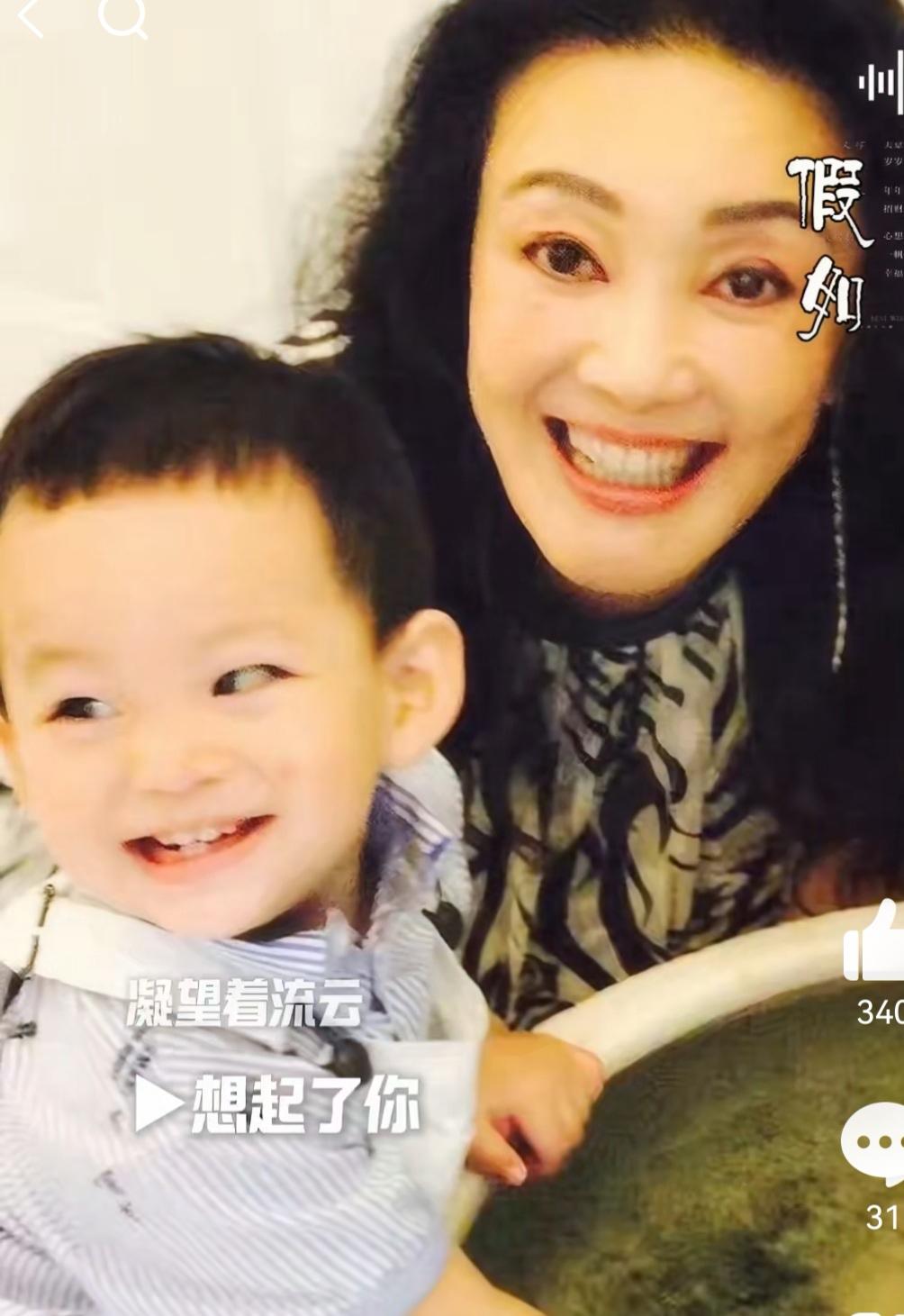 张兰公开孙子小霖霖小时候的照片，照片中张兰正在陪着小霖霖玩耍，两个人笑得很开心。