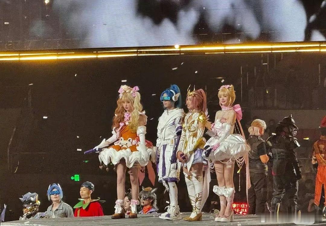 虞书欣、祝绪丹、宋茜、田曦薇今日活动cos合照，第一眼看到谁​​​