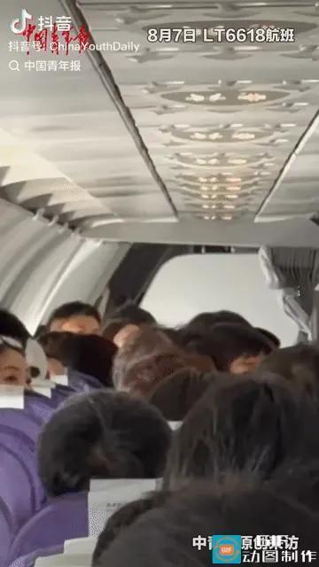 因为调座椅，万米高空，两名乘客直接动手！这起飞行安全却是因为调座椅造成的！那么广
