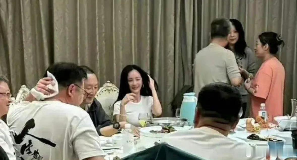 原来明星们参加酒局都是要素颜的啊，看蔡徐坤和杨颖就明白了