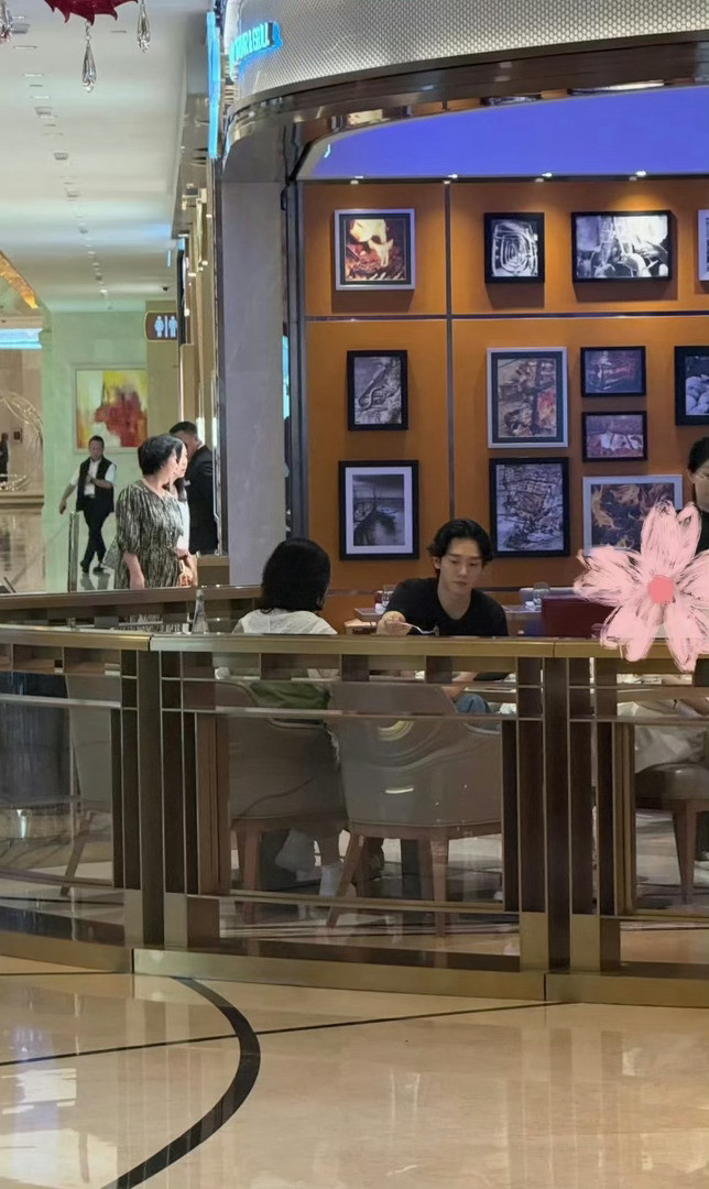 偶遇金钟大带女儿吃饭哇塞，这是金钟大吧？好低调啊，带女儿来吃饭，EXO成员都在默