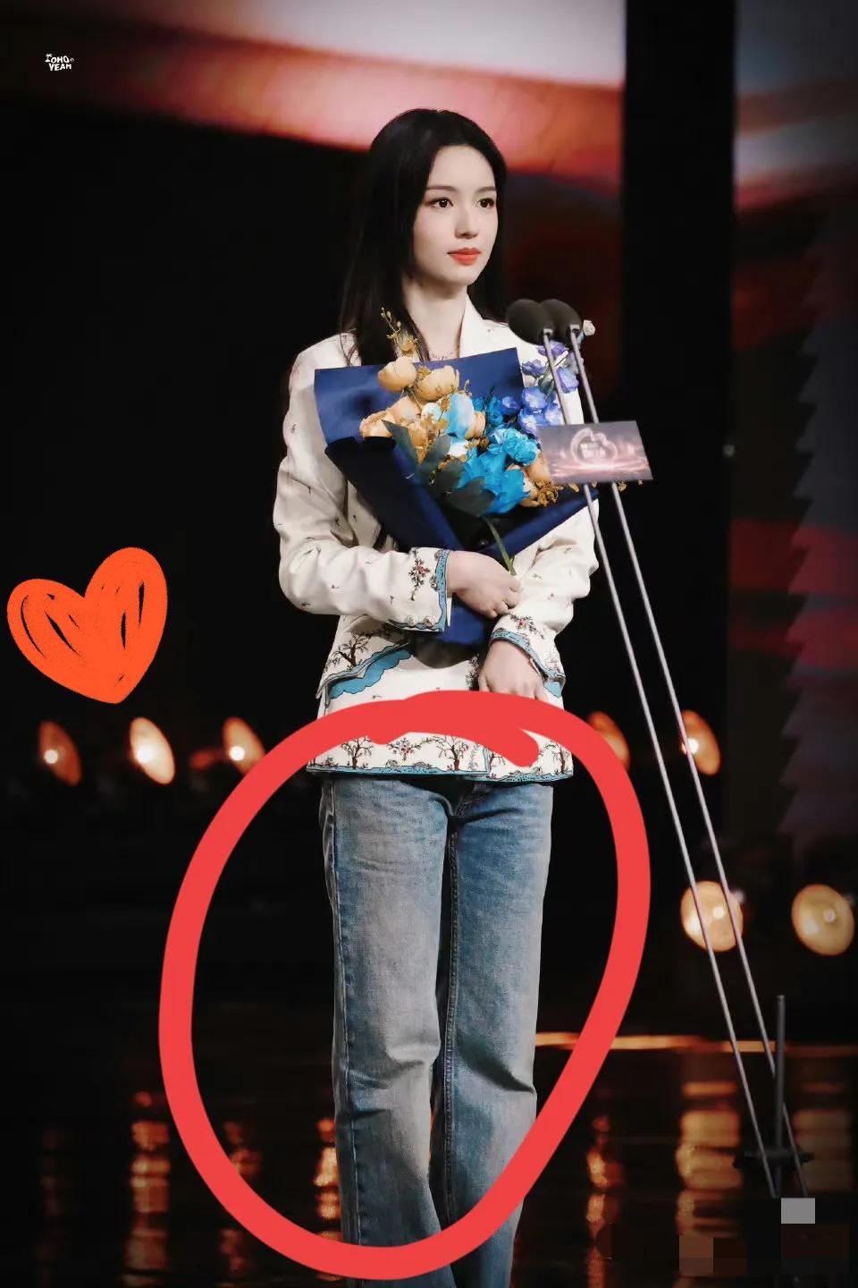 我敢说，周也是昨天微博之夜最猛的女明星了！不是因为她敢说敢做，而是她居然穿着