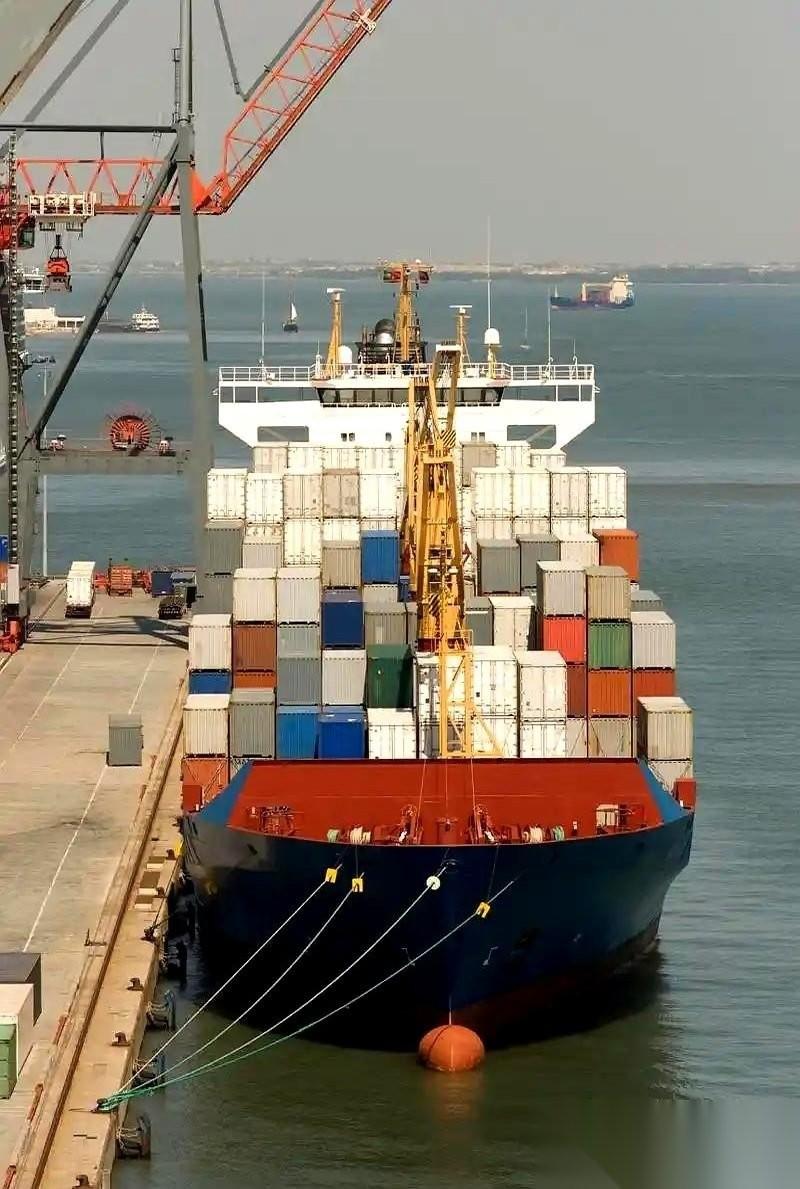 一艘挂着巴拿马旗的巨型货轮，缓缓驶向中国港口，海面风平浪静，没有任何异常情况。就