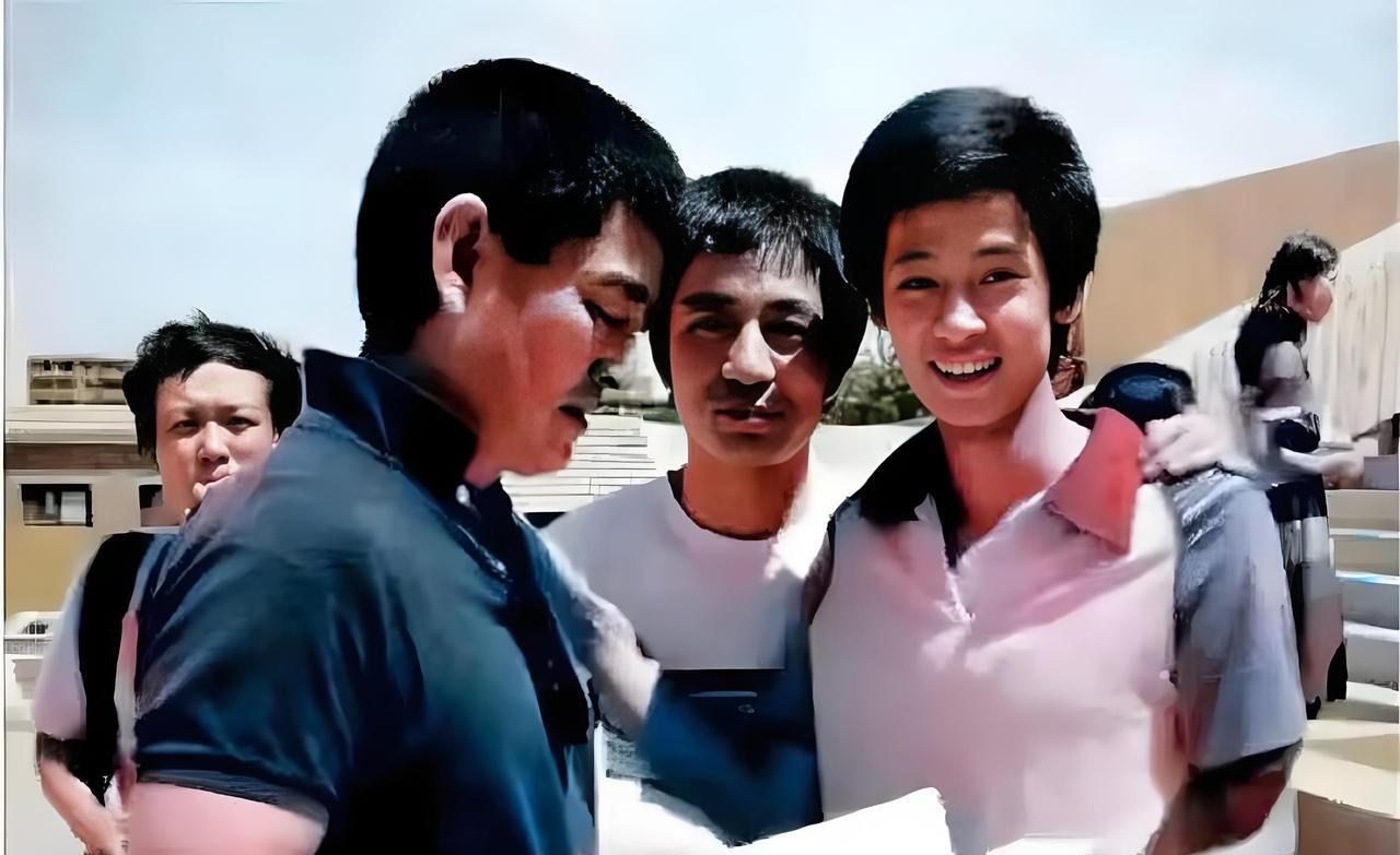 #老照片#这是1986年，日本著名影星高仓健，来到北京，与大学生一起，进行文化