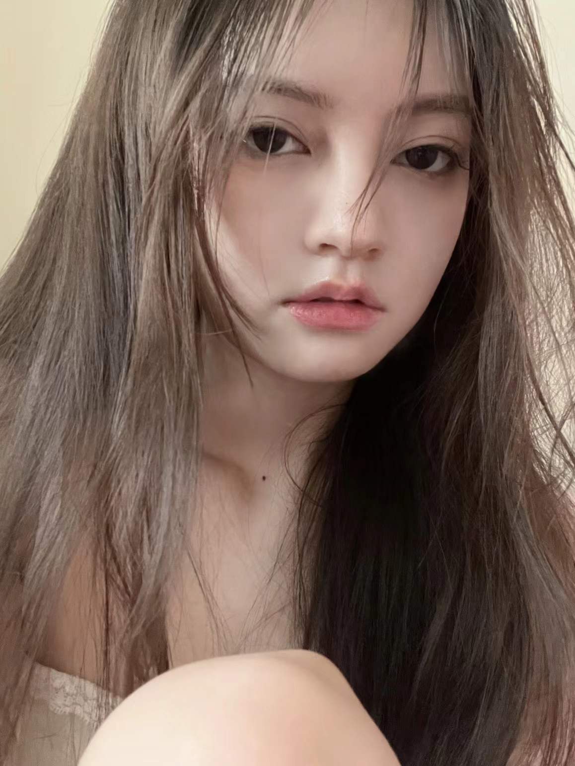 不那么素颜的伪素颜伪素颜美妆🌿底妆“原生感”塑造主打清透裸肌！选择轻薄款粉底