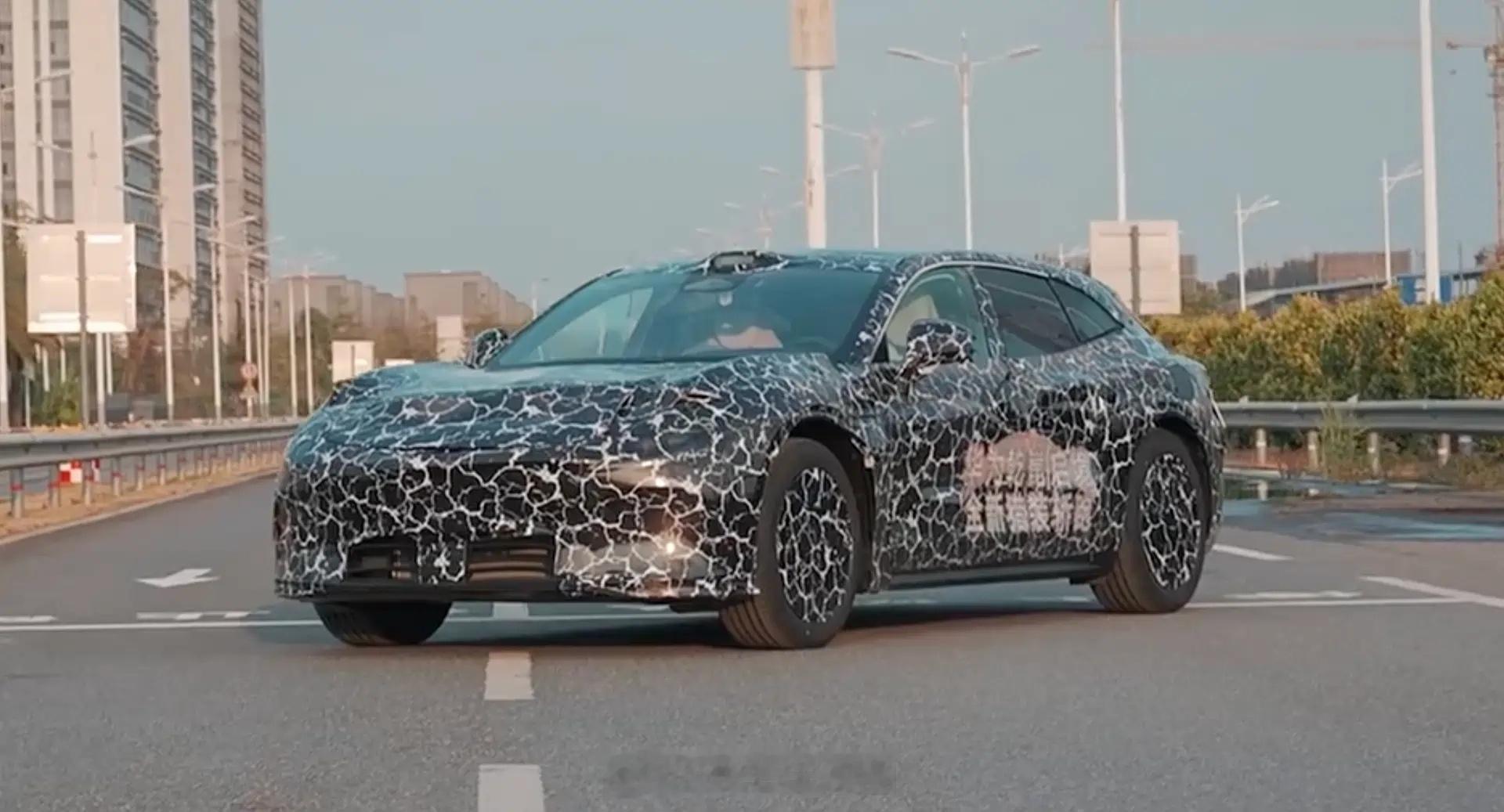 启境首款猎装轿跑测试车曝光，华为➕广汽联手打造，你对这台车的外观造型怎么看？华为