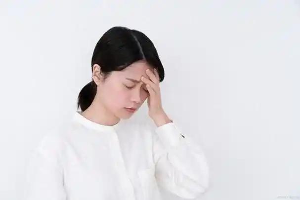 上个月，一个退休教师刘阿姨来咨询。她脸色蜡黄、手脚冰凉，明明年纪不大，整个人看起