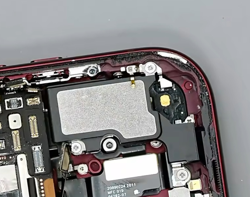 看完大佬们iPhone18Pro/Max拆解，感觉这代散热其实不是VC变大这么简单①苹果把17Pro