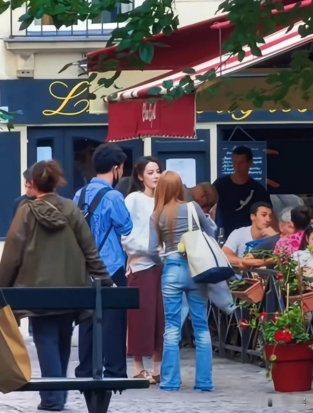 热巴现身巴黎参加时装周，路人街头的随拍生图，这么糊也挡不住她的美！长发披肩的她