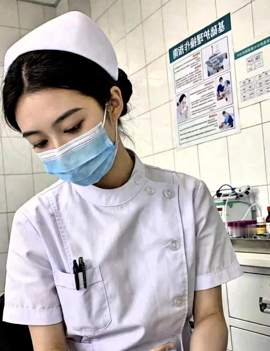 男生住院输液，见护士长得可爱，便打趣问她是哪里人。护士一边忙手头活，头也没抬，回