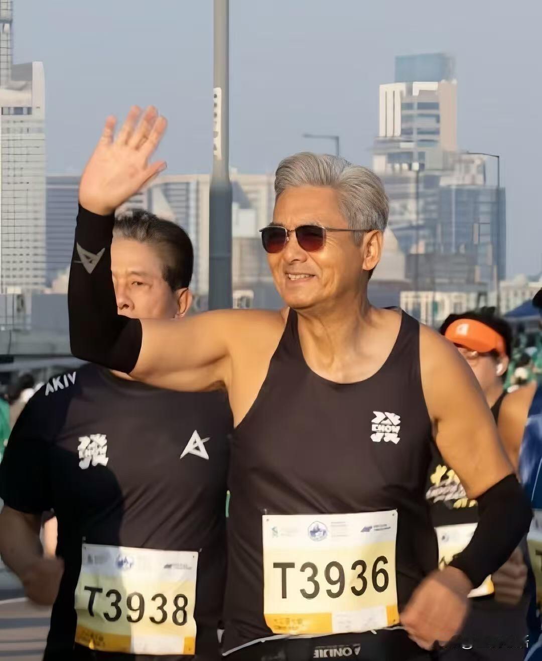 香港马拉松偶遇发哥、肥猫……香港明星也太接地气了吧发哥混在跑步人群里，状