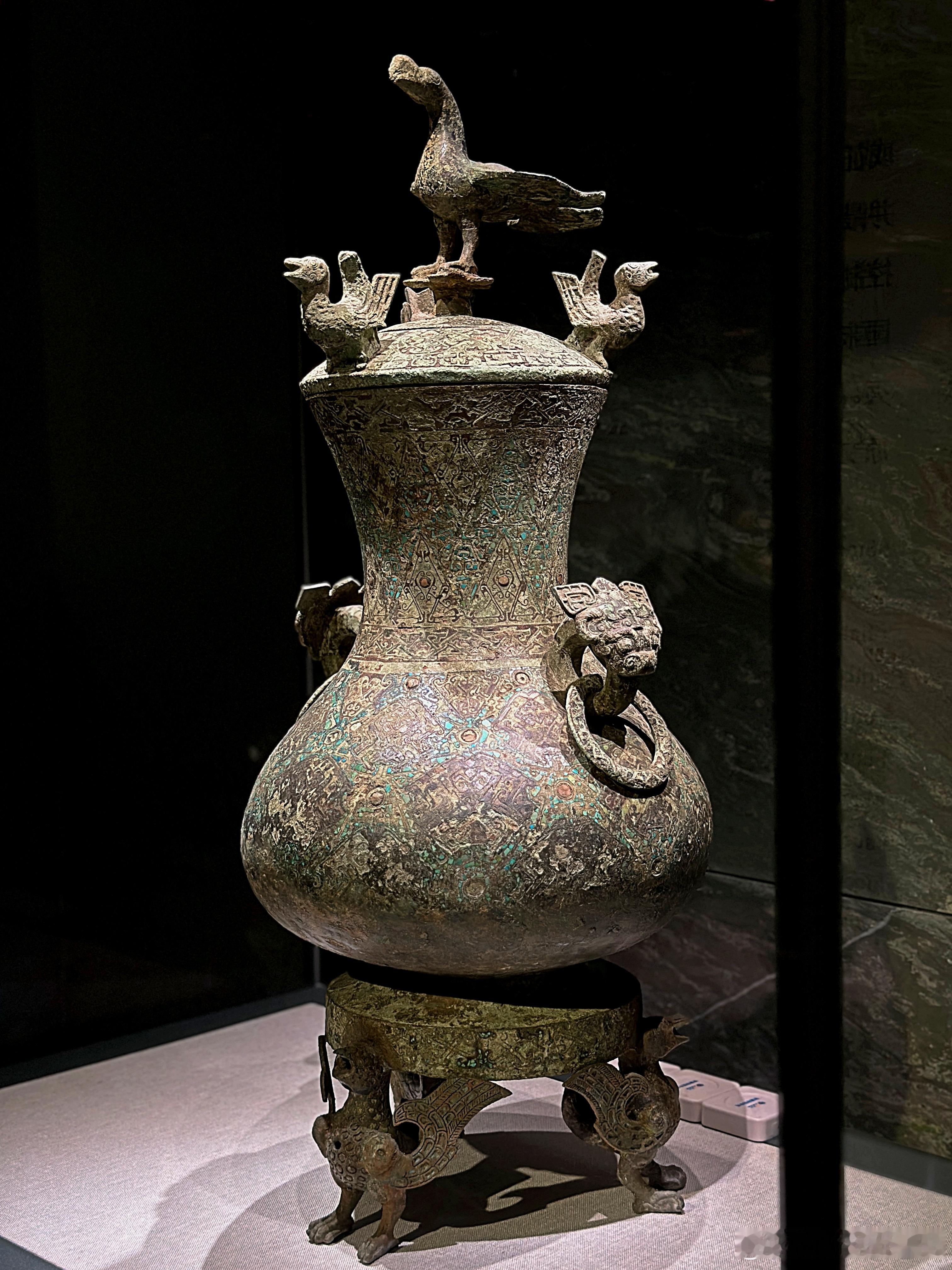 青铜错金银立鸟几何纹壶战国晚期南京博物院藏1965年江苏涟水三里墩西汉墓出土。通