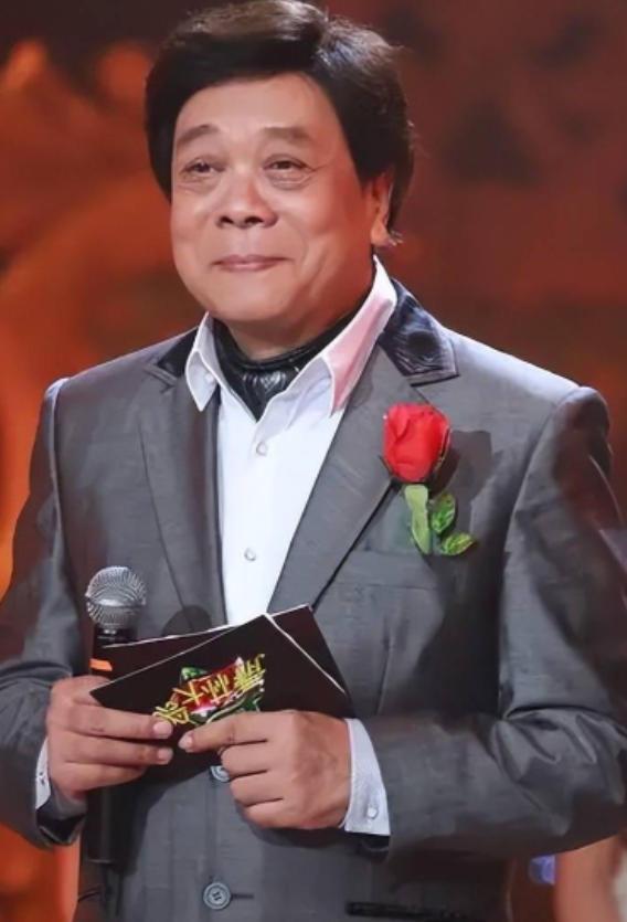 “赵忠祥瞒着妻子与我发生关系多年，并有特殊癖好，令我身心受到严重伤害！”2004