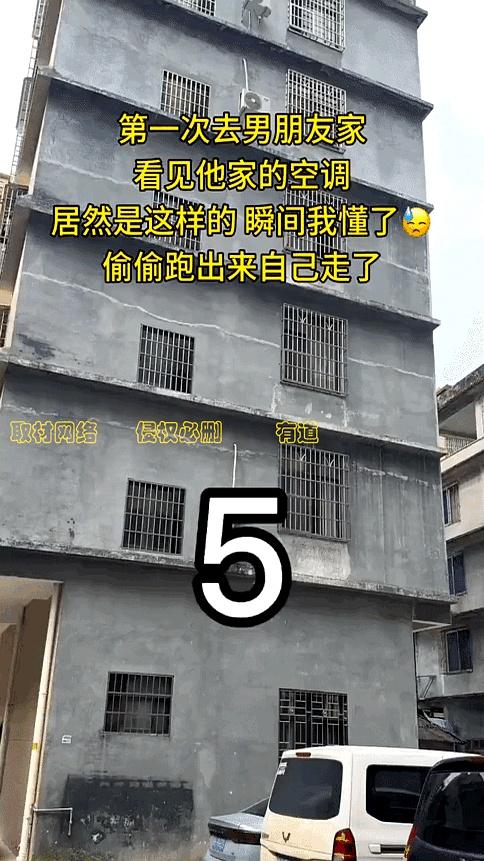 在男朋友家看房时，进门抬头那一眼，心里就凉了。客厅两台挂机正对餐桌，卧室门楣上