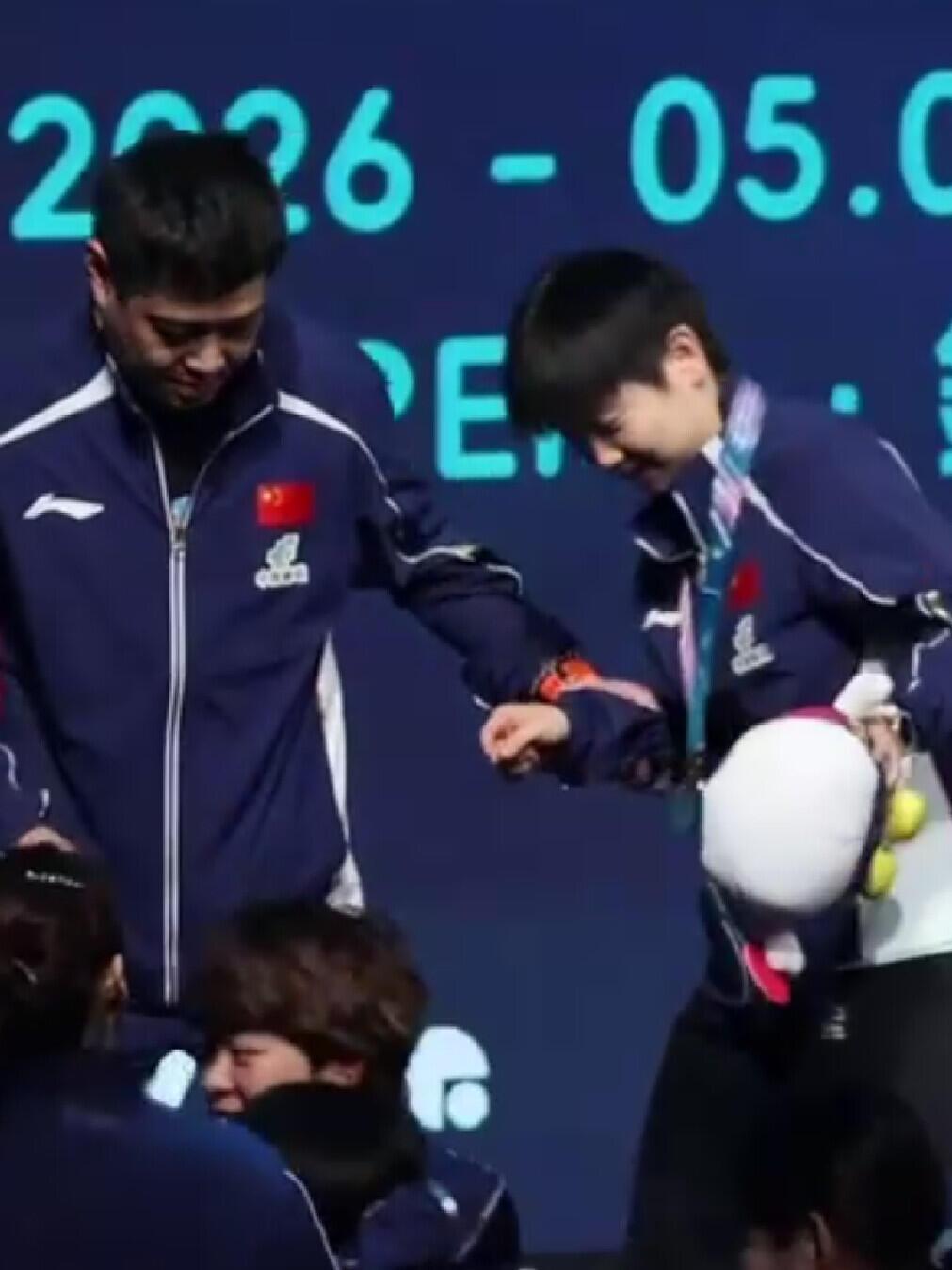 原来孙颖莎下讲台，邱贻可一直也在扶着莎莎，师徒情深还是延续到澳门世界杯！不一样