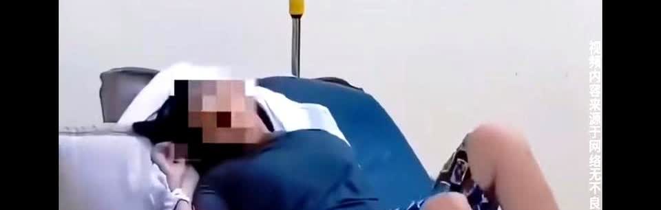 狂犬病发作太可怕！根据网上公布的一段视频，一名蓝衣女子，小腿被狗咬了，狂