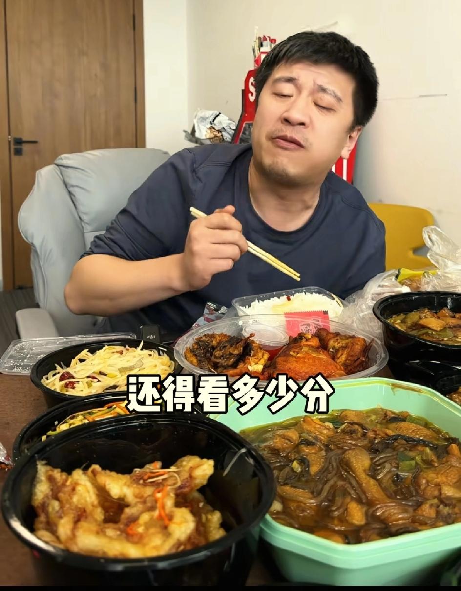 张雪峰老师，今天中午吃饭的时候，还在聊工作。看样子是吃的外卖，一大碗米饭，前面6