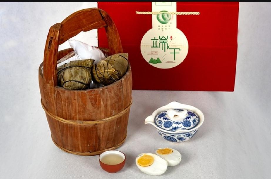你们单位发端午礼品吗。今天晚上，乘坐南京2号线，1号线地铁。见许多乘客拎着艳红