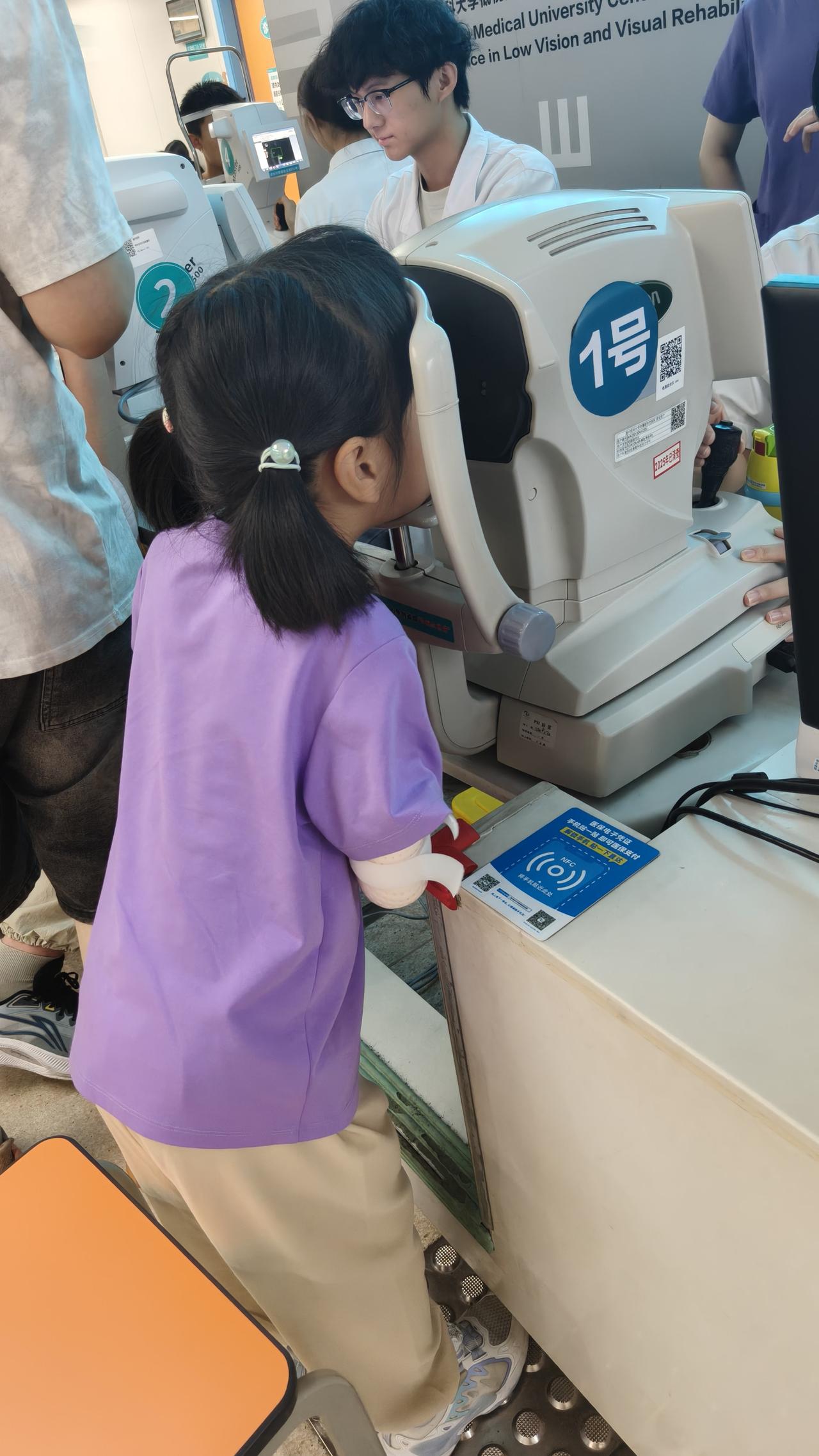今天我带孩子去医院复查眼睛。到了医院才发现，这儿的病人多得快要“爆棚”了。也不知
