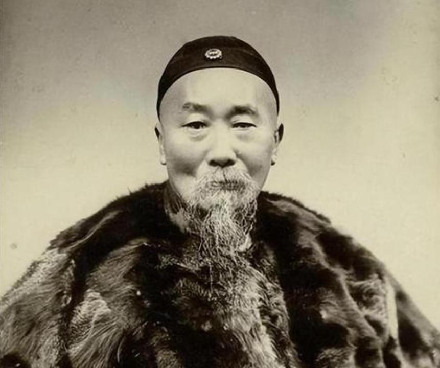 康有为、梁启超逃走后，慈禧震怒，命令李鸿章把康、梁的祖坟给掘了！李鸿章拿不定主意