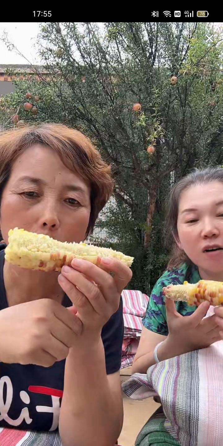 老傻和倔媳妇帮着霞姐卖床单子，一个比一个难看，她把她家人看的挺高级，她娘的自留款