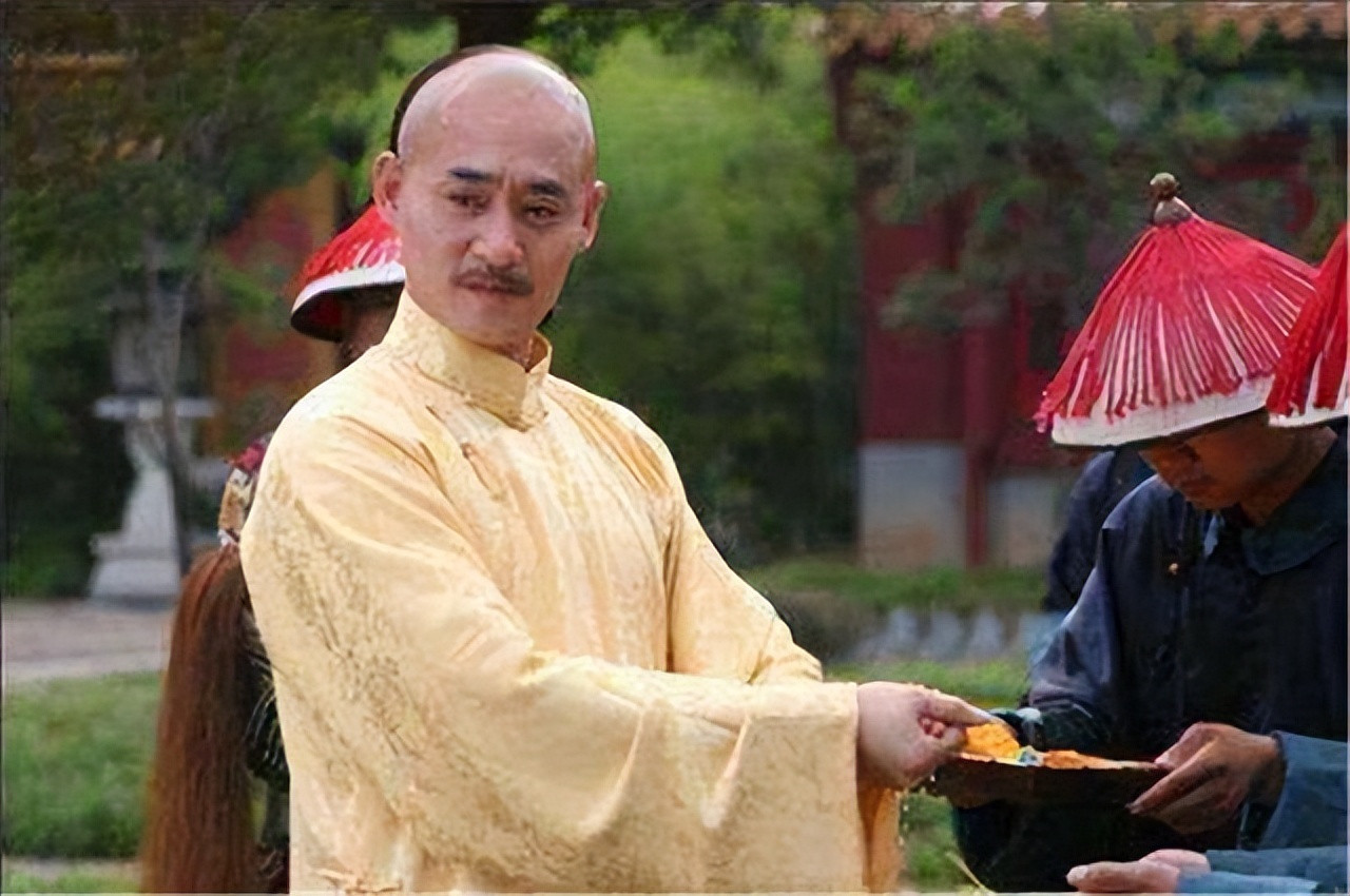 道光皇帝很少吃肉，常常派太监出宫去买烧饼，与皇后一起就着白开水啃饼，就算是一顿饭