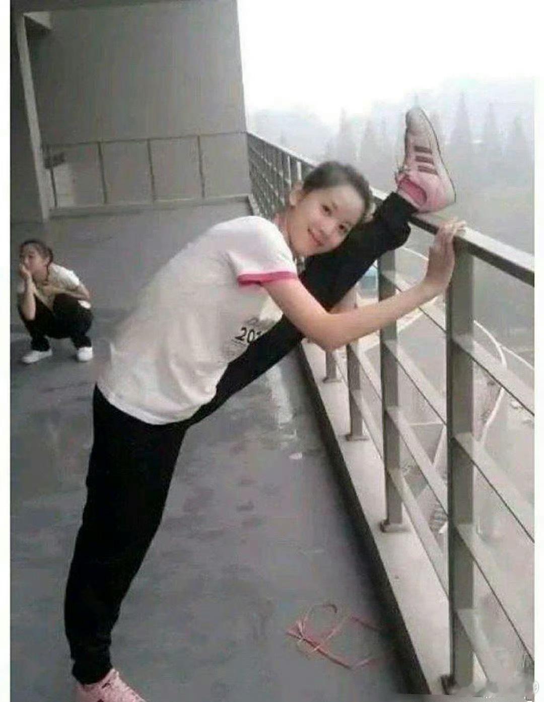 刘强东和章泽天两张18岁旧照同是青春，有着完全不同的时代风格；两组老照...