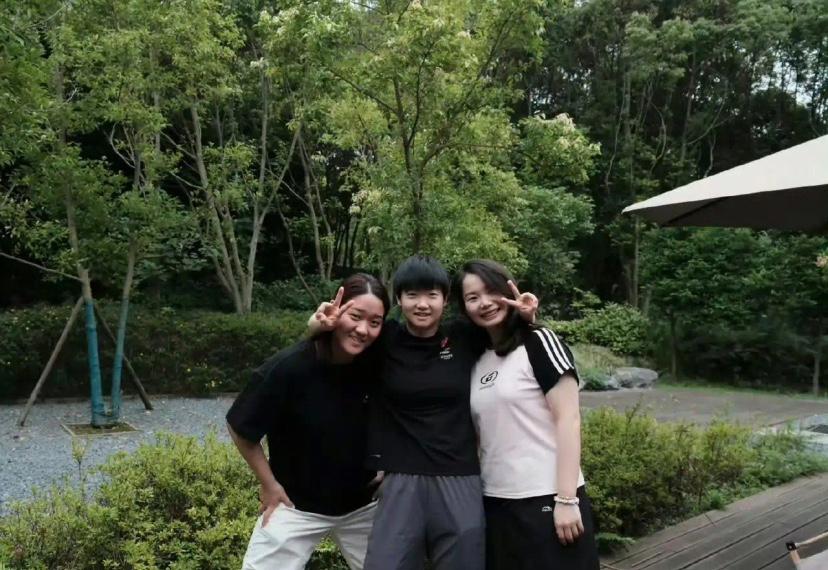 孙颖莎成都干净短发训练，又是一个满满的裤兜，别人都拿袋子，莎莎不需要，简单方