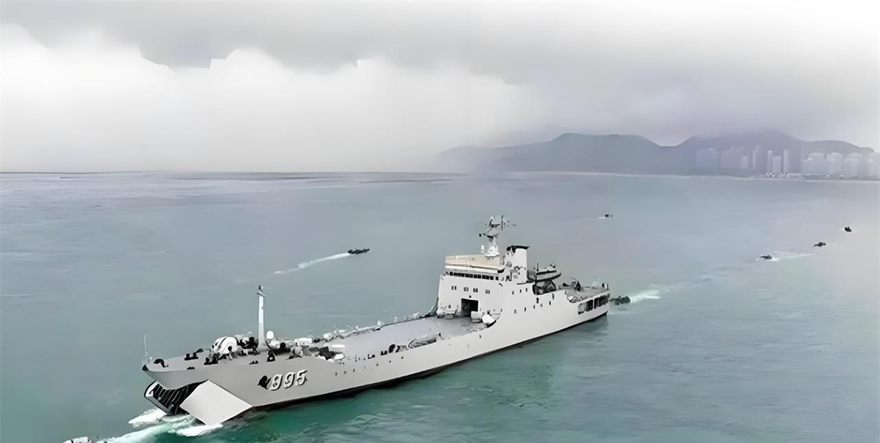 钢铁洪流直逼台海！解放军072A登陆舰群曝光：4小时投送装甲铁拳，美航母神话破灭