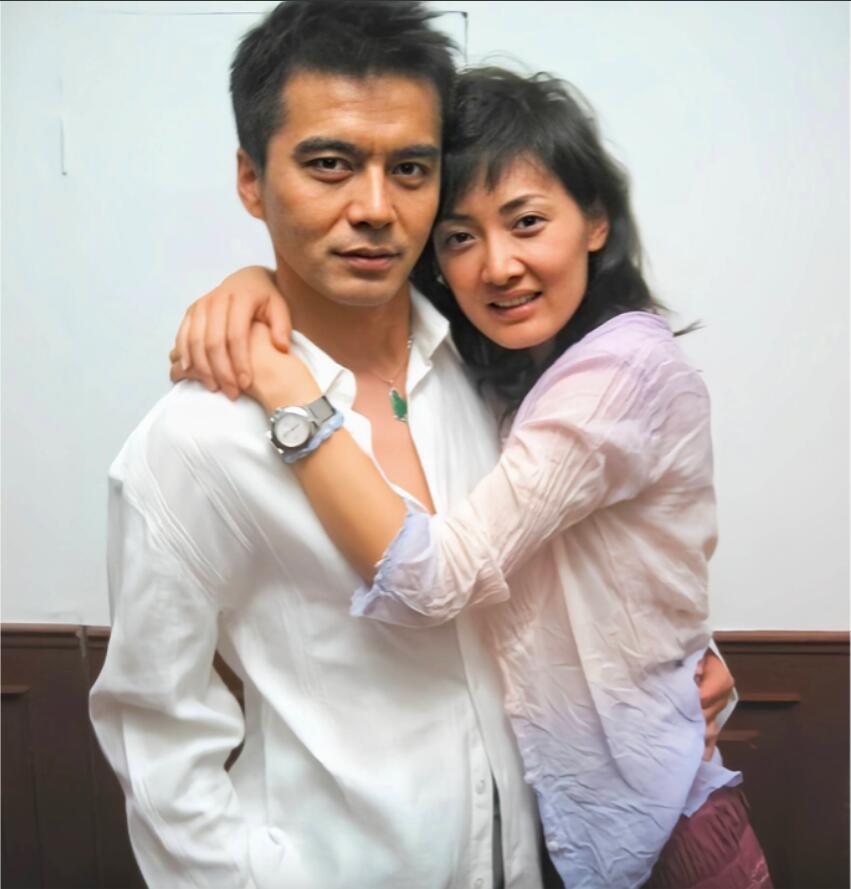 许亚军是90年代最帅的男演员，就是唐国强都没有他帅，旁边这一位女演员皮肤黝黑，看
