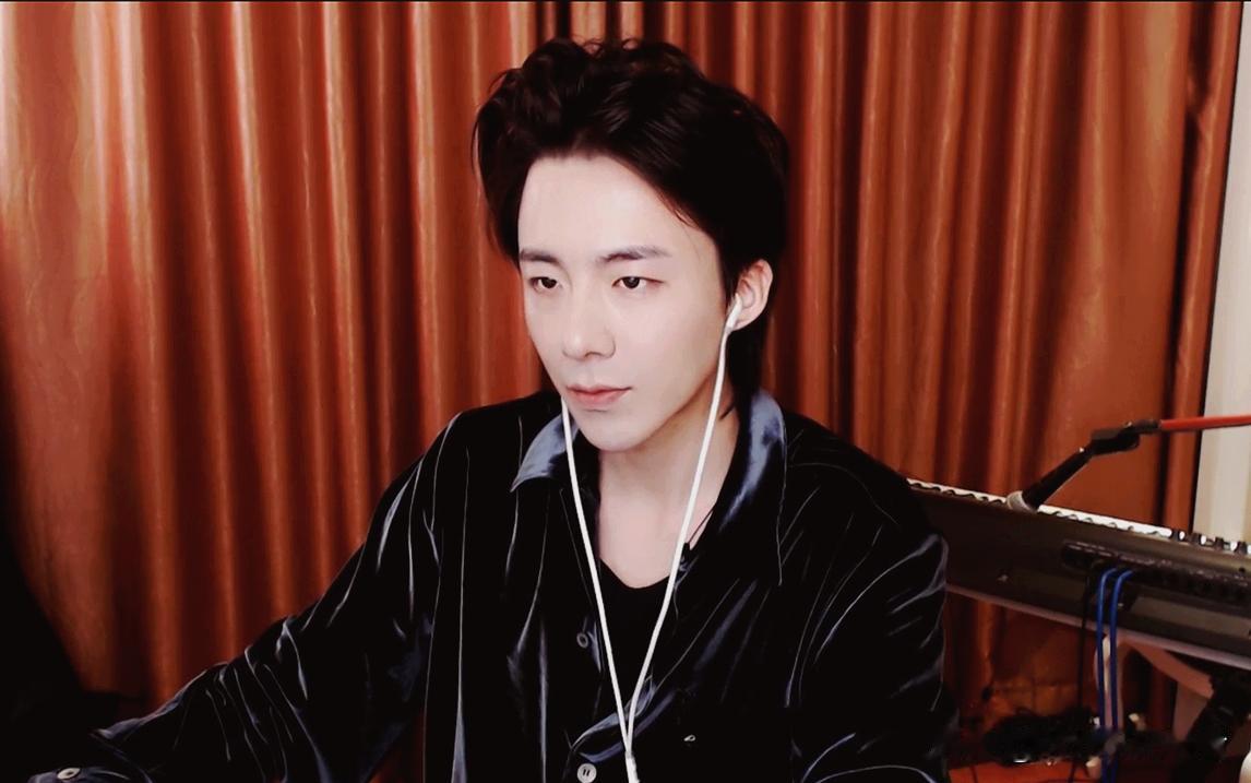 刘宇宁竟然也是黄子韬的座上嘉宾，还是第一桌，刘宇宁真的是面子都是自己赚的，曾经的
