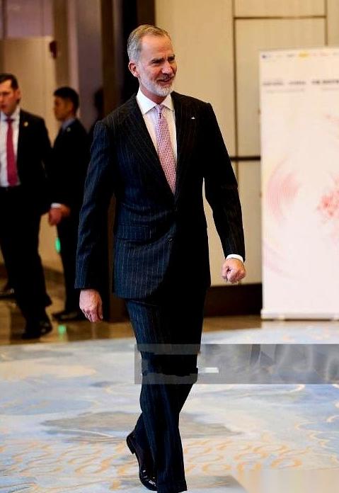 真不是我眼尖，是这事儿太反常了。西班牙国王，从上飞机到落地成都，再到出席正经的
