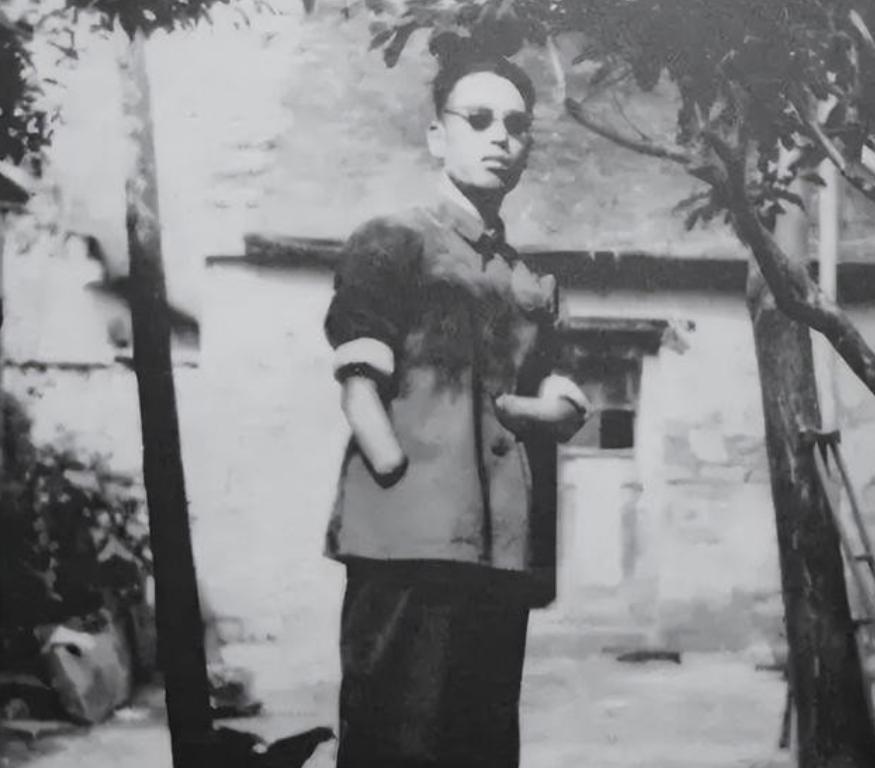 1950年，长津湖战役中，17岁的朱彦夫重伤昏迷，被美军补刀划开肚子，疼醒之后他