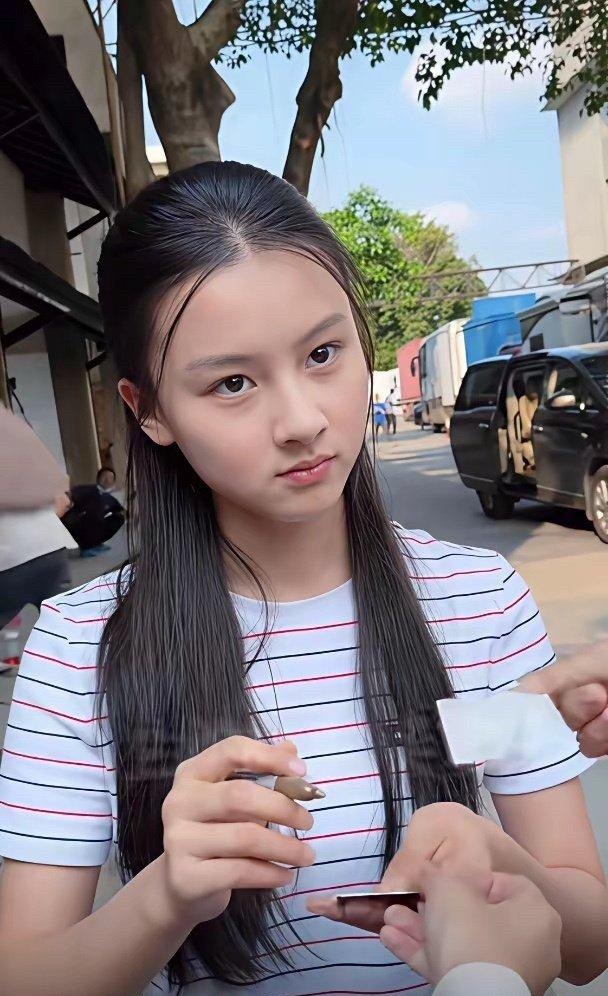 网友说网红七七长得和妈妈越来越像了，脸部留白变多了…童星的脸很容易长歪