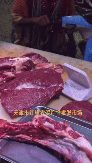 一名生活在天津的黑人女子经常来当地的一个菜市场买肉。一来二去，她就和卖肉的老板