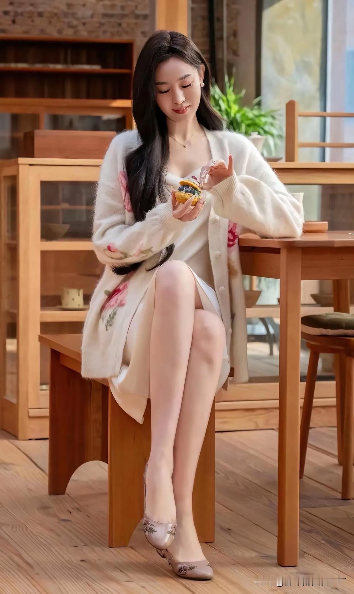 温暖的午后，阳光慵懒地洒在窗前。此时，来一杯咖啡，那真是再惬意不过了。咖啡店的