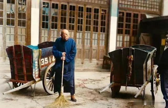 黄金荣为何没去台湾，在上海扫大街黄金荣晚年确实在“上海大世界”门口扫过马路，