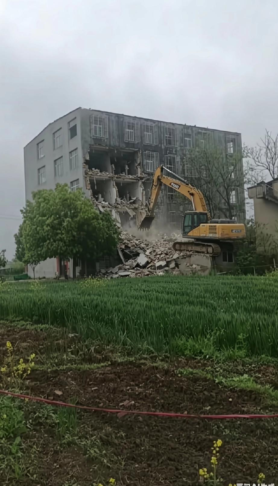 襄阳“123”事件出现重大反转，先是1000多平的大楼引起网友的兴趣，去拍照，肖