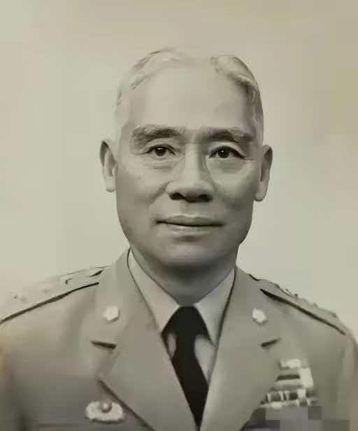 1942年，黄士伟在路上埋60枚地雷阻击日军，准备预测日军会停下的地方时，他突然