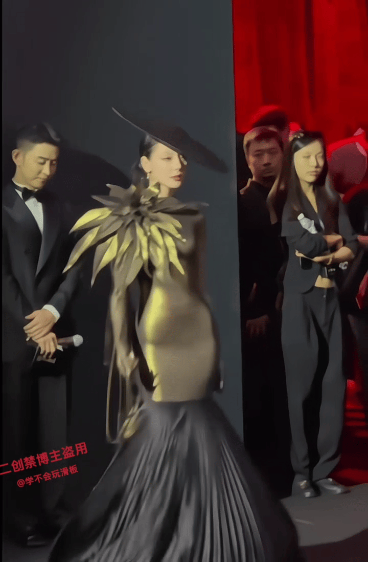 迪丽热巴拿烟斗迪丽热巴w盛典红毯造型，就这样拿着烟斗走进我心里！！​​​