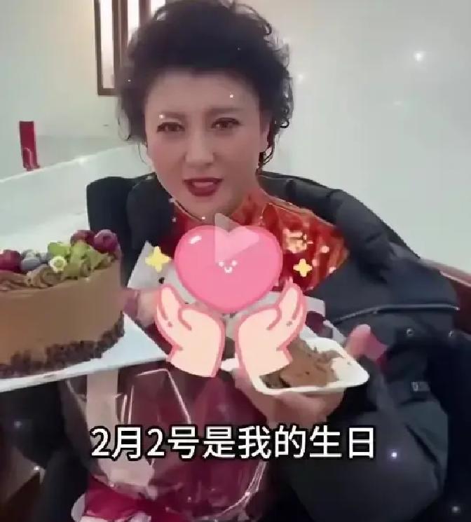 闫学晶嫁给小10岁丈夫，当年多少人在背后戳脊梁骨？直到她晒出这张全家福，我才算