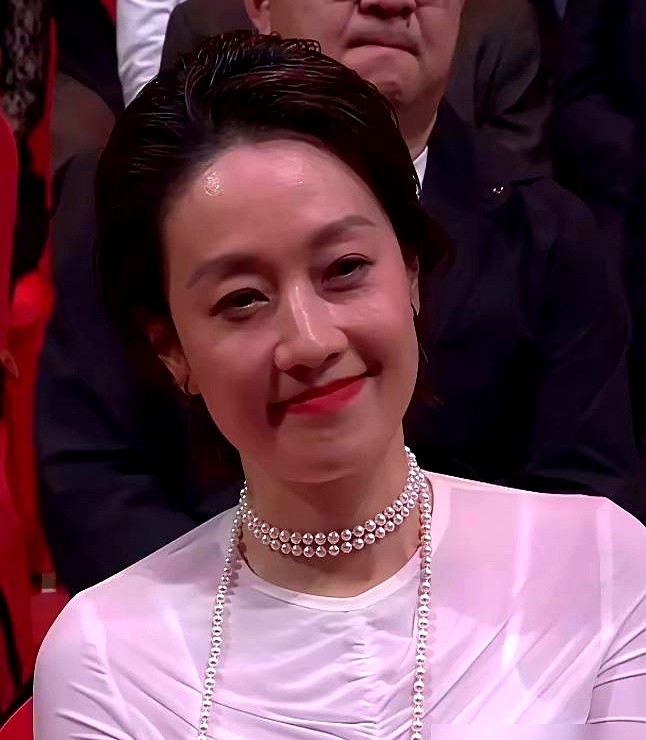 镜头扫过来那一秒，马伊琍嘴角扯了一下，眼眶发紧又硬生生压了回去。没哭，也没黑脸。她坐在台下给得奖的宋