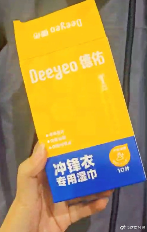 【#德祐湿巾被指擦坏冲锋衣防水层#，消费者质疑其虚假宣传】#德祐回应湿巾被指擦坏