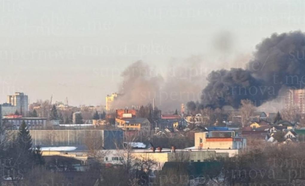 乌军使用4枚“风暴阴影”袭击俄罗斯重要军工厂据布良斯克当地社交群组消息，市内