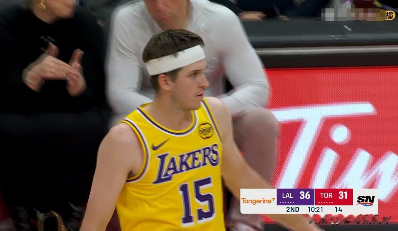 湖人三当家里弗斯终于找到了当老大的感觉！在今天湖人客场挑战猛龙的上半场比赛中，里