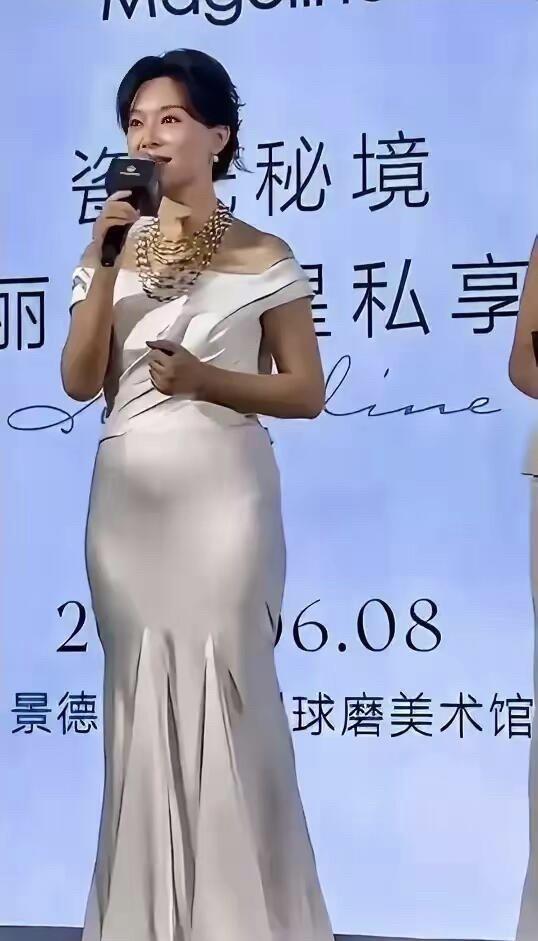 从颜值来看，陈数的五官比刘涛漂亮且耐看，应该算医美比较完美的一位了。从身材来看，