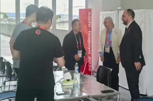 名古屋亚运会赛场出现引人关注的一幕：刘国梁笑容满面现身，与王励勤、何潇一同和国际