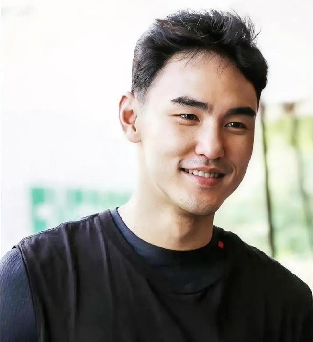 特意去查了下阮经天的背景你有没有好奇过，那些明星的家底到底藏着啥秘密？比如阮经