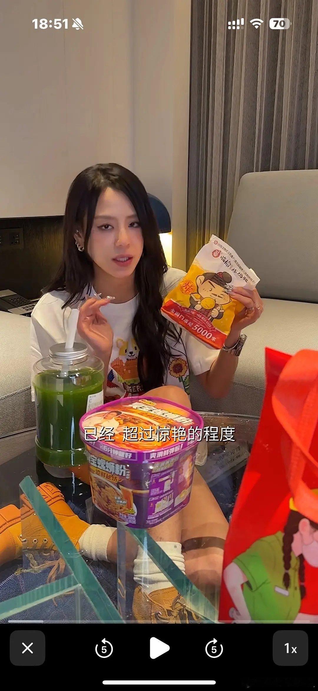 老晨你吃点好的吧……临渝炸鸡腿是挺好吃但是有到这种程度嘛🥹🥹🥹老晨说她怕