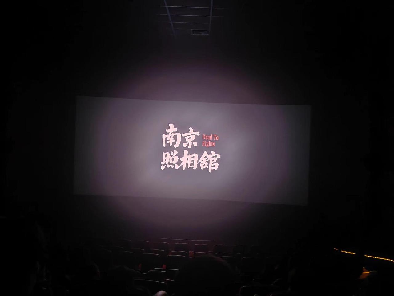 没想到在美国影院能看上《南京照相馆》。即使看这部片的外国人只有零零散散，但只要